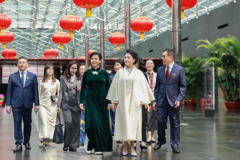 Peng Liyuan, Vietnam’s first lady visit China’s national center for performing arts