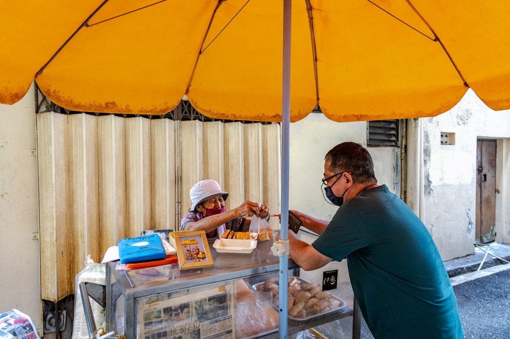 At 1am, the ‘kaya’ starts: An 84-year-old keeps a half-century craft alive in a KL alley
