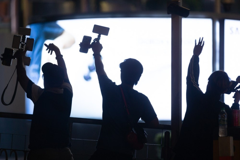 Unlicensed ‘photo touts’ persist at Kuala Lumpur’s iconic KLCC despite enforcement efforts | Malaysia