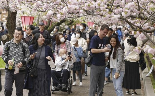 Foreign visitors to Japan hit record high for March