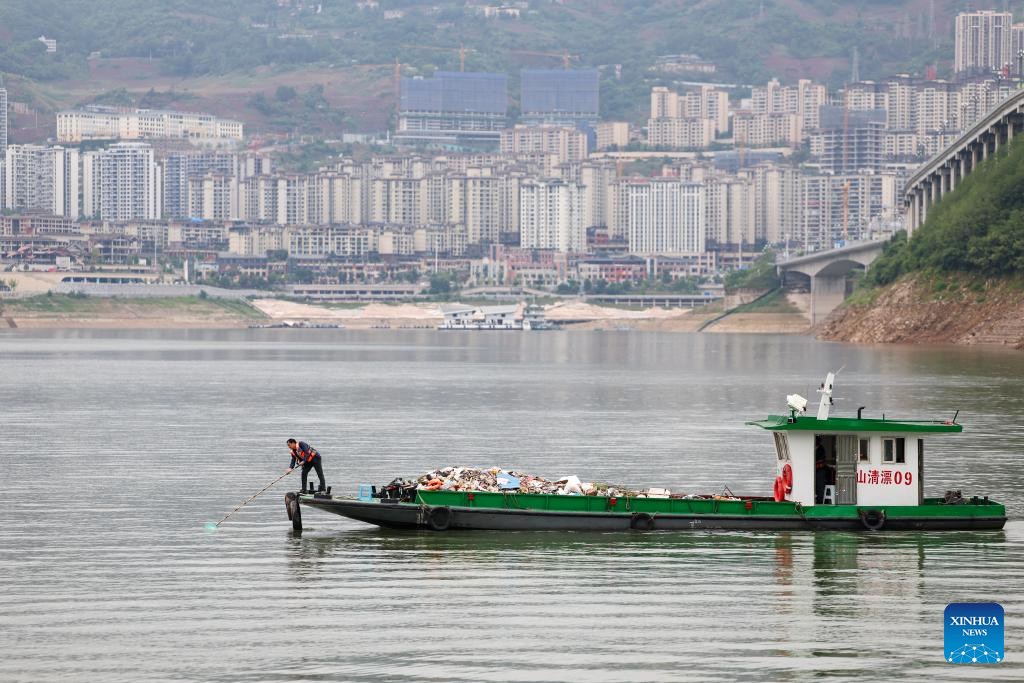 Cleanup team in China’s Chongqing ensures safe, clean water for downstream of Yangtze River-Xinhua