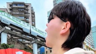 Tourists flock to “eat” monorail train in China’s Chongqing