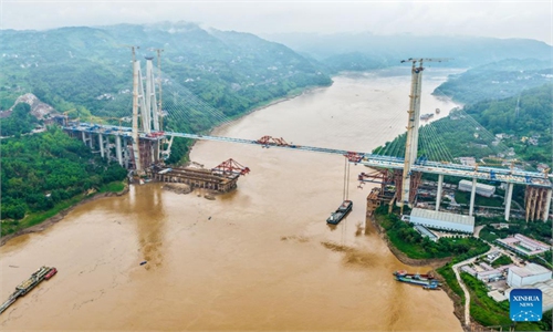 Railway deck of Shituo Yangtze River Bridge along Chongqing-Wanzhou High-Speed Railway completes closure