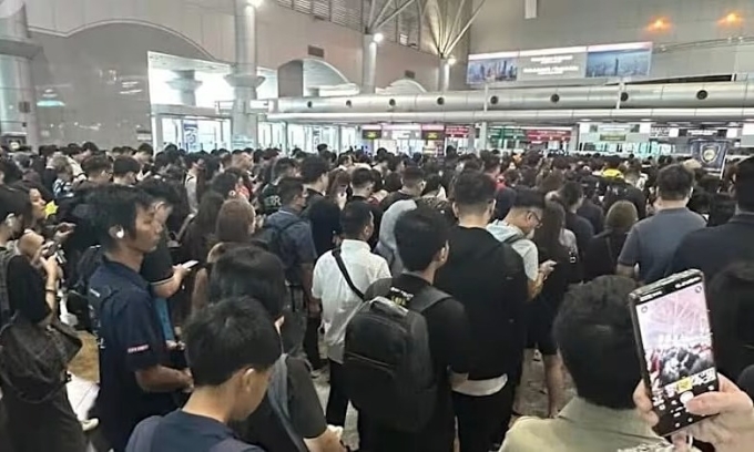 Tens of thousands stranded at Malaysia-Singapore border as immigration system crashes