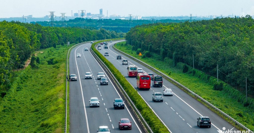 Lower car import taxes: Can Vietnam’s auto industry survive?