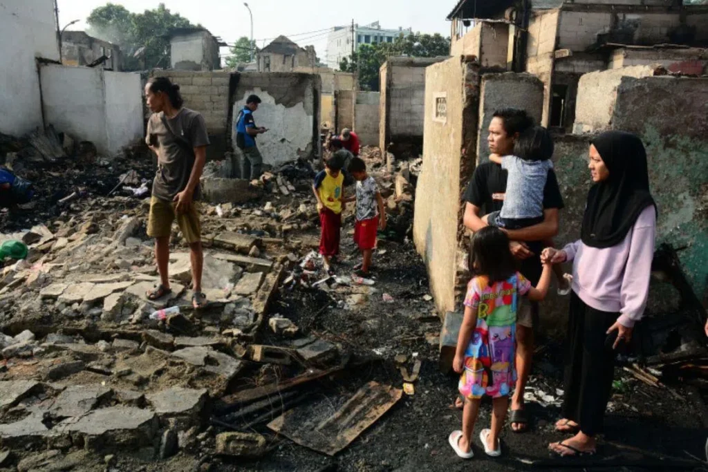 Central Jakarta fire destroys more than 300 homes