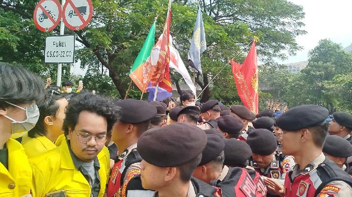 Police Block UI Students En Route to Jakarta Protest