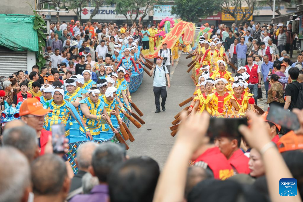 People celebrate upcoming Dragon Boat Festival across China-Xinhua
