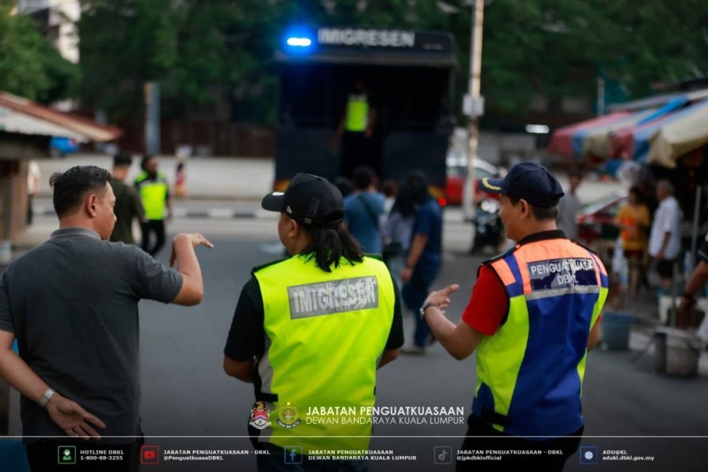 Authorities seize goods from 22 unlicensed traders, detain 16 in Pudu Market raid