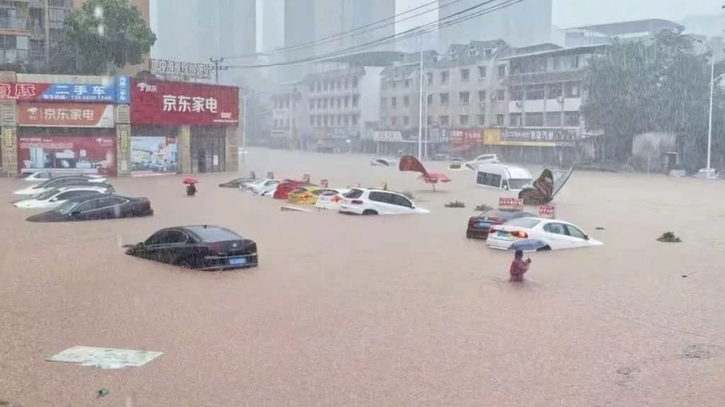 Heavy rain floods southwest China, red alert issued for mountain torrents