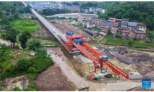 Box girder erection work on Chongqing section of Xi’an-Chongqing High-speed Railway completed
