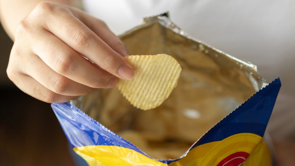 Adding a daily bag of chips could dull focus, raise dementia-linked risks — even on healthy diets