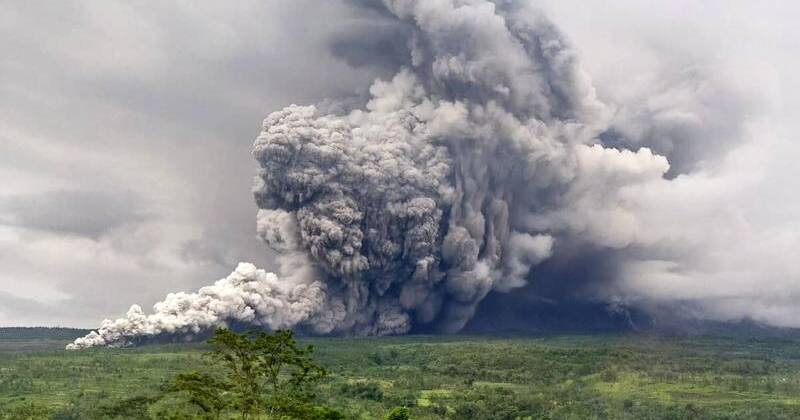 Volcanic eruption injures sand miner in Indonesia | The Canberra Times