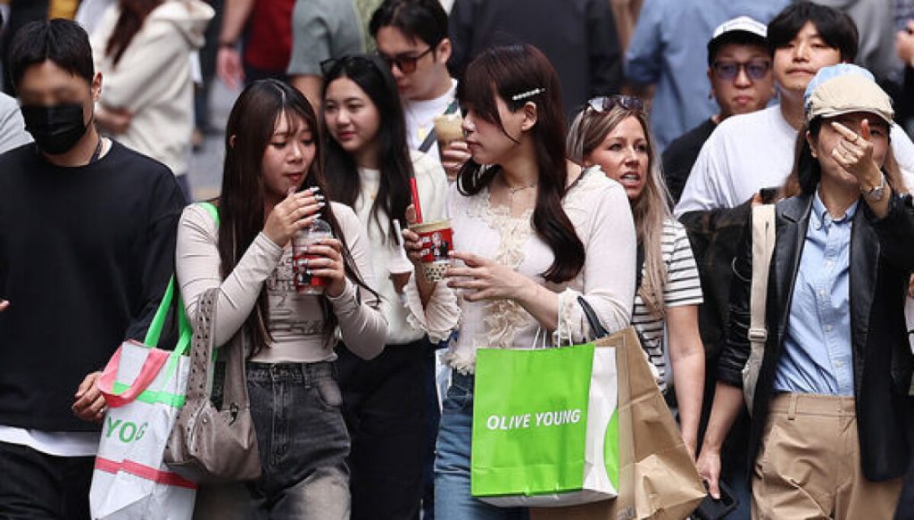 Vietnam surpasses China as top source of long-term arrivals in South Korea for first time