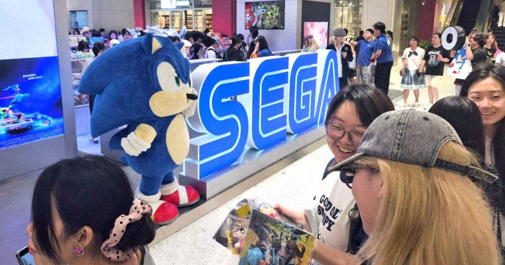 Japanese game maker Sega opens shop in Beijing, draws over 100 fans