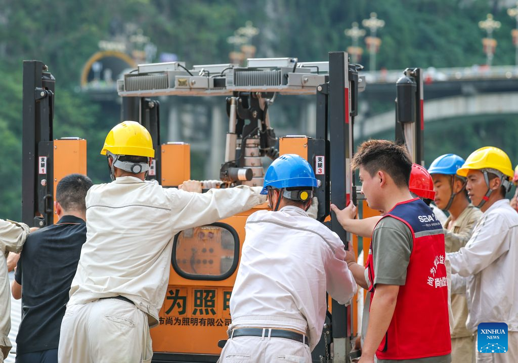 Volunteers work at site of mountain collapse in China’s Chongqing-Xinhua