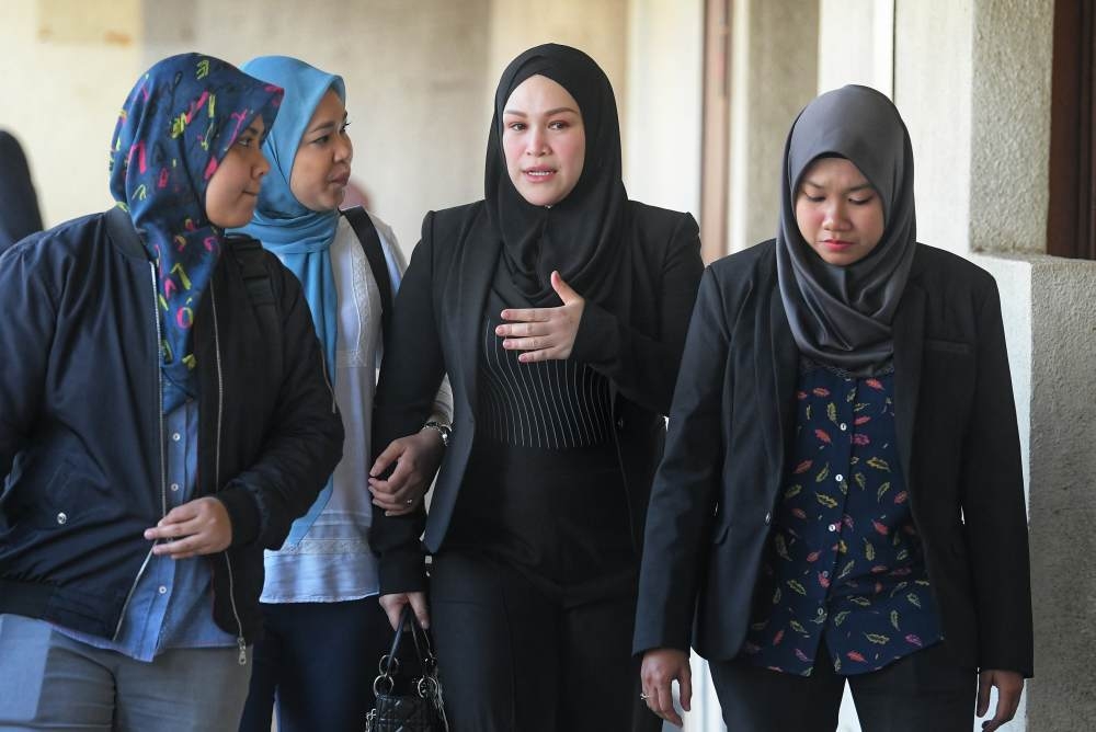 Zizie Izette arrives in KL court to hear verdict in RM2.8m corruption abetment case