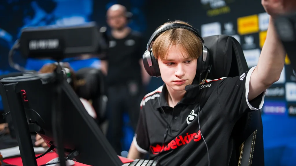 B8 eliminate Lynn Vision to stay alive in Guangzhou 2026