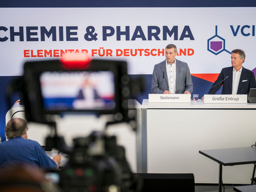 Mid-Year Report on the Chemical and Pharmaceutical Industry: No Recovery, Investments Continue to Decline
