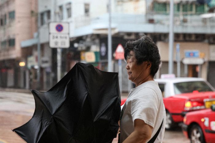 2,000 passengers stranded overnight at Hong Kong…