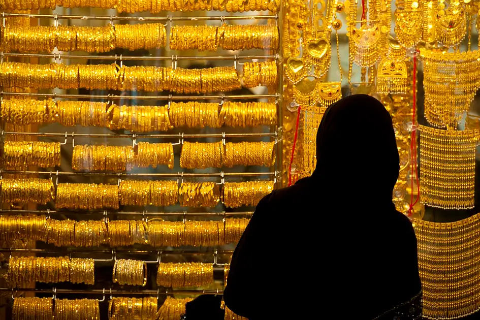 Gold prices in Dubai edge higher, return to early July levels despite volatility