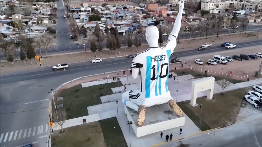 Neighboring country uses 70 tons of steel and iron to build giant statue of Messi, 26 meters high, a work that took 18 months and transformed a remote city in Patagonia into a tourist attraction.