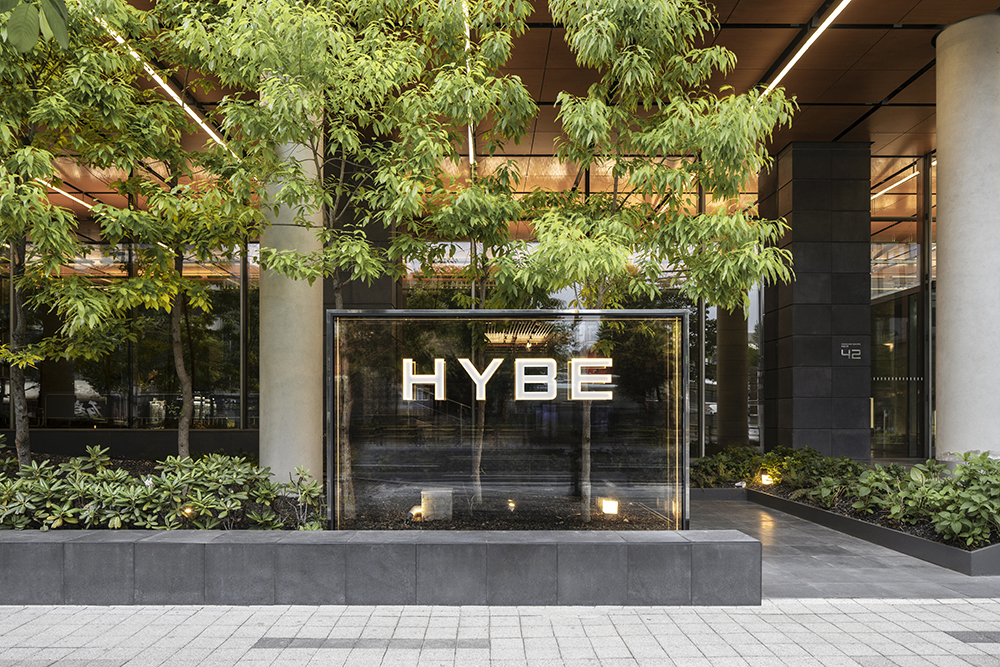 HYBE Jumps 8% as Entertainment, Media Stocks Rally on Bargain-Hunting