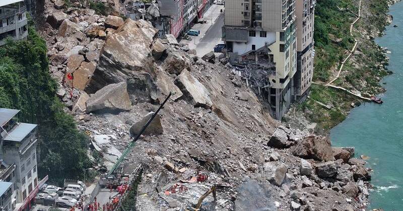 Frantic search as huge landslide in China buries homes | Southern Cross