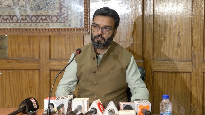IIOJK MP demands restoration of Article 370 at Delhi protest