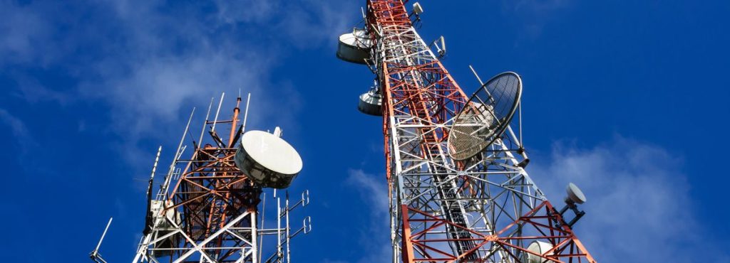 Internet Initiative Japan (TSE:3774) Stock Premium Meets Fresh Profit Pressure