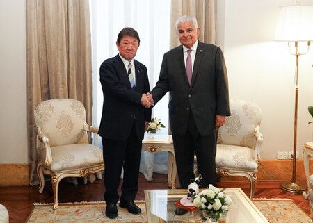 Japan’s Motegi, Panama Pres. Agree to Cooperate on Canal Use