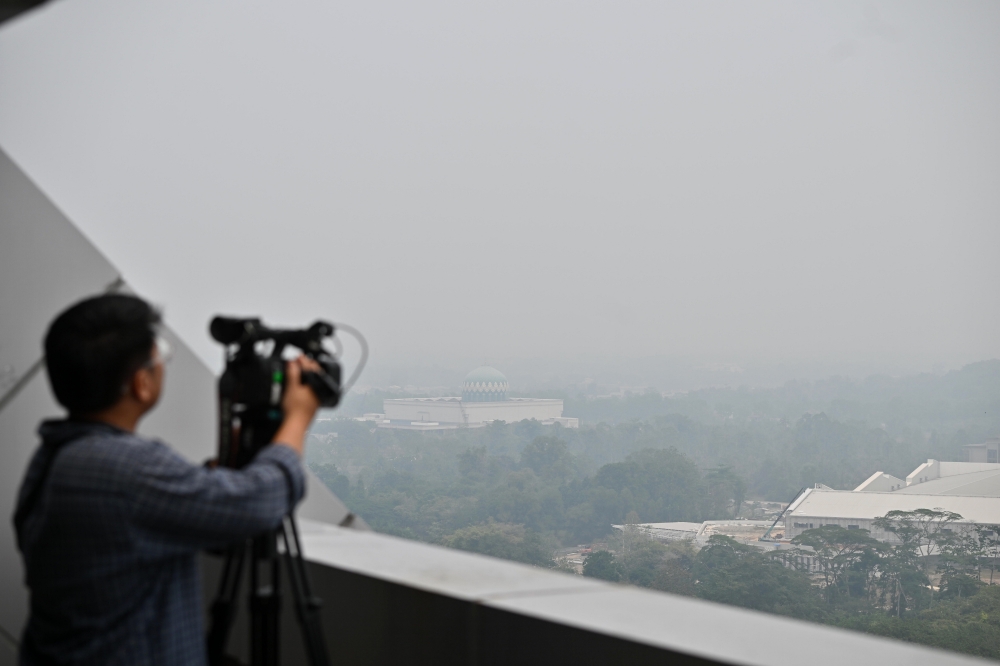 Sarawak and Klang Valley worst hit as 30 spots in Malaysia breach ‘Unhealthy’ API levels