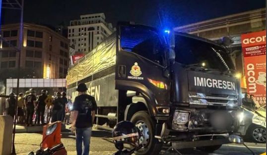 Immigration lorry hit by car just before fatal crash, say cops