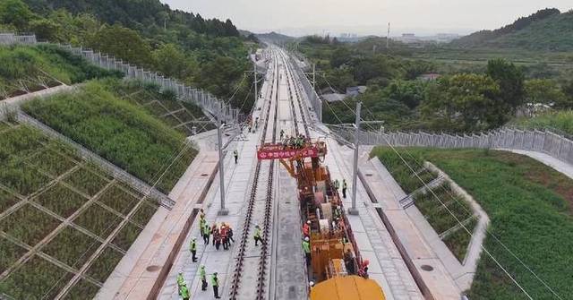 First overhead contact wire installed on Chengdu-Chongqing central line high-speed railway