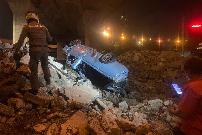 Bangkok Post – Two severely injured when their pickup plunged from elevated expressway